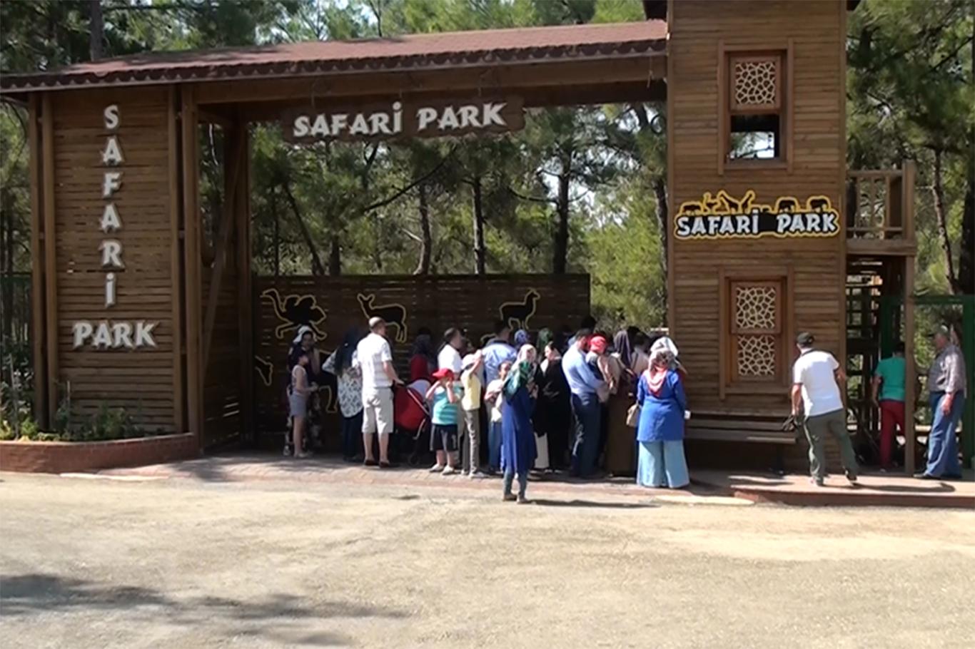 Gaziantep Hayvanat Bahçesine ziyaretçi akını Gaziantep Hayvanat Bahçesine ziyaretçi akını